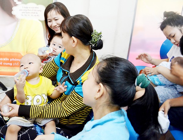 The kids and their mothers in hospital (Photo: SGGP)